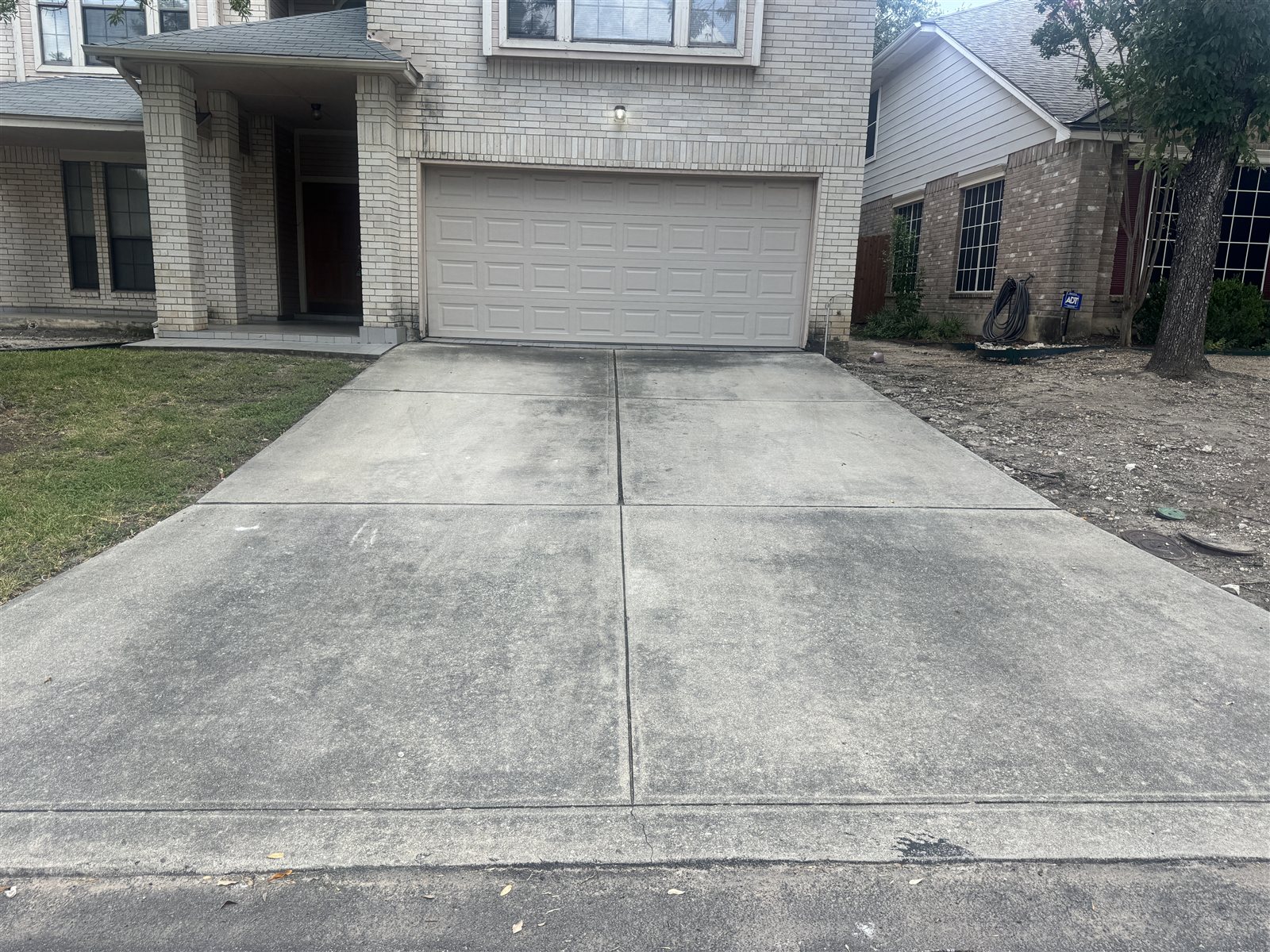 Driveway Deep Clean before pressure washing in San Antonio